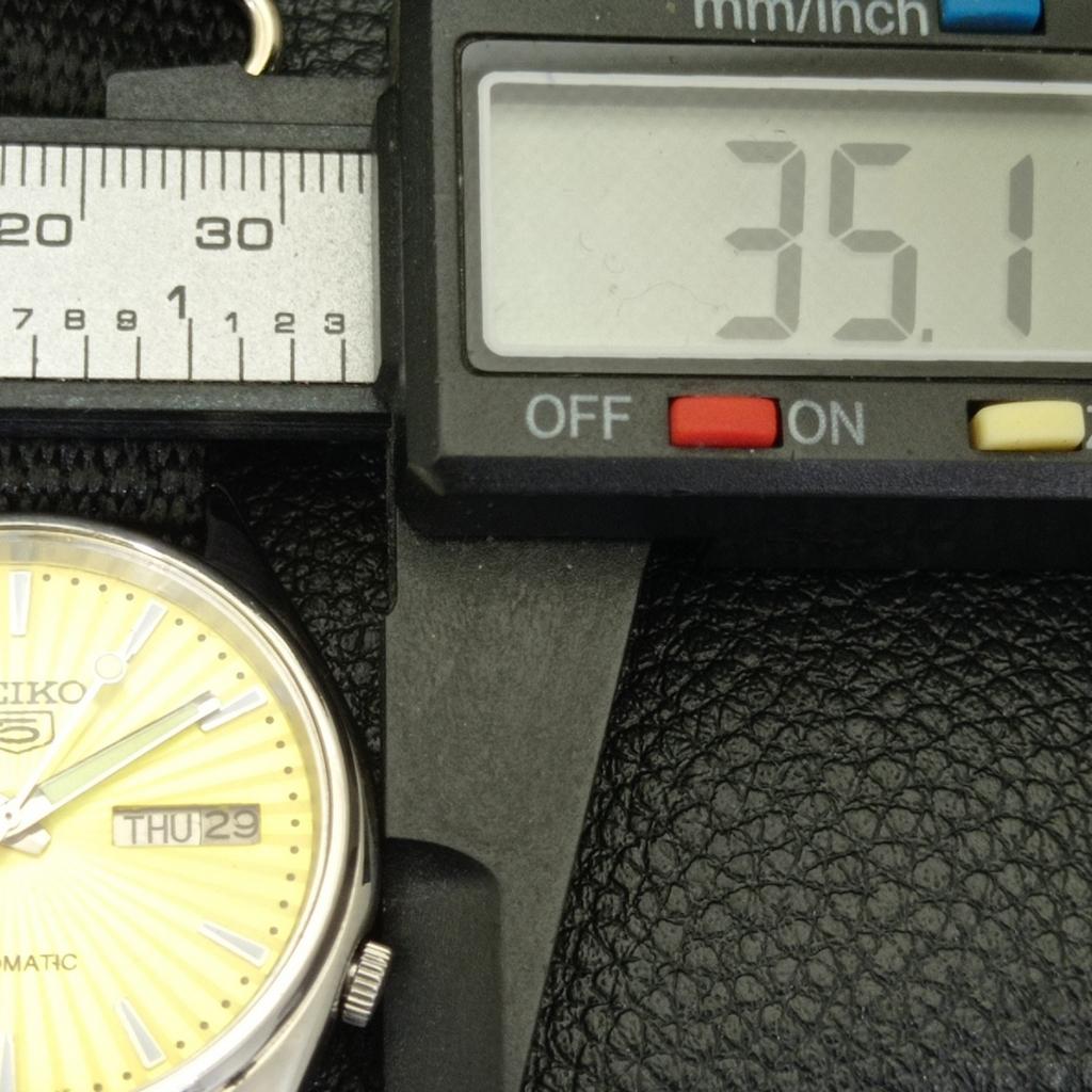 JAPAN 7005A VINTAGE SEIKO 5 AUTOMATIC MENS GOLDEN COLOR DIAL WATCH A701297-5 R206a-a701297