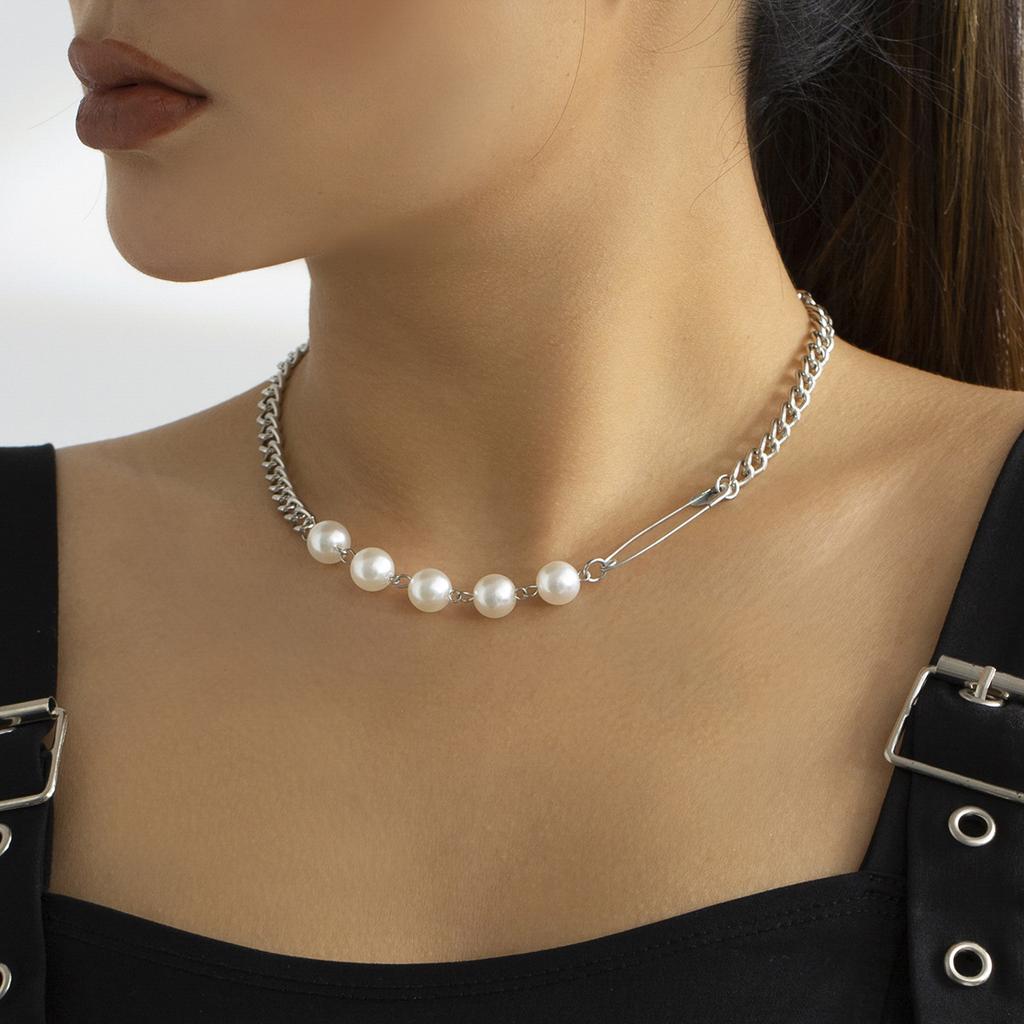 Jewelry, sweet and cool niche asymmetric chain necklace, simple imitation pearl pin collarbone necklace for women