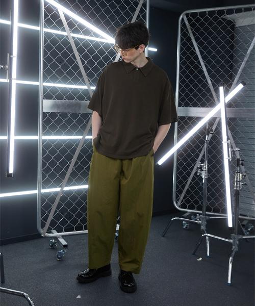 WANGGWAN Double-Pleated Curved Wide-Fit Pants (Khaki)