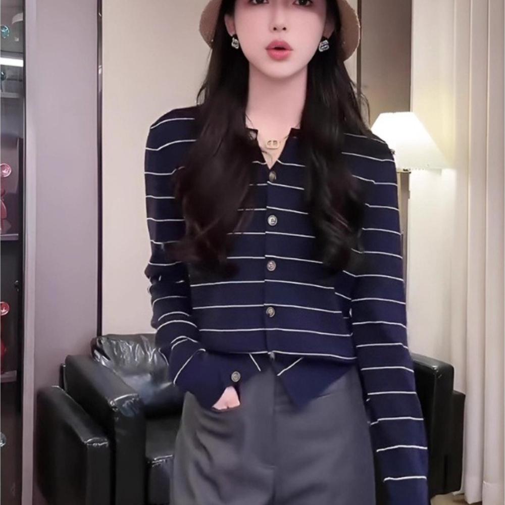 A Versatile Round-neck Striped Knitted Cardigan for Women, A New Large-sized Sweater Jacket for Autumn and Winter