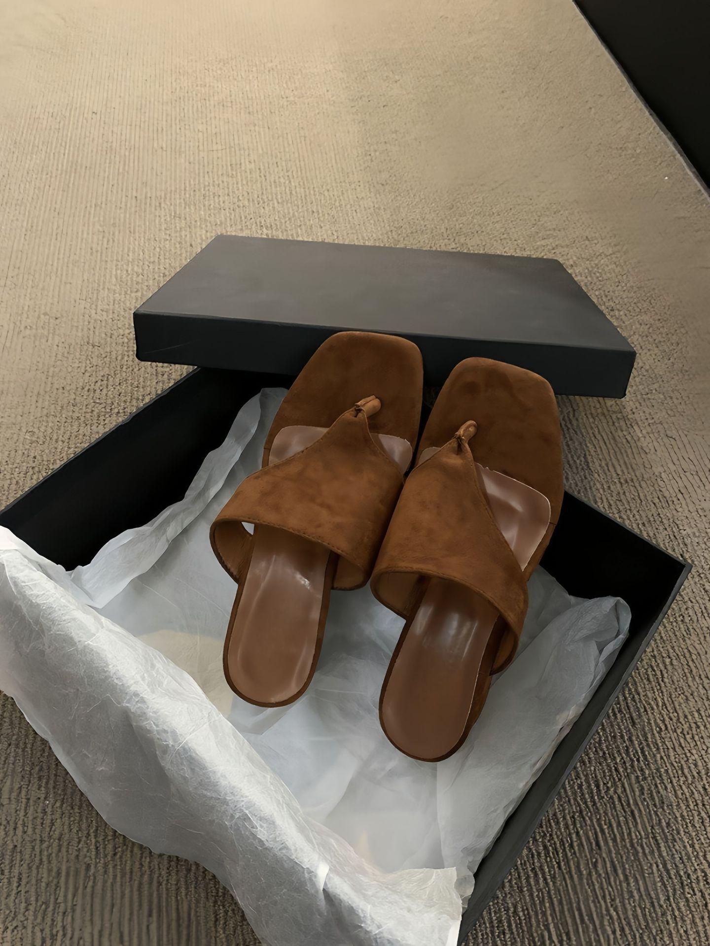 

Женские шлепанцы, женская летняя одежда, новый темперамент, замшевые босоножки в стиле феи в стиле ретро с толстым каблуком и носком 35 коричневый