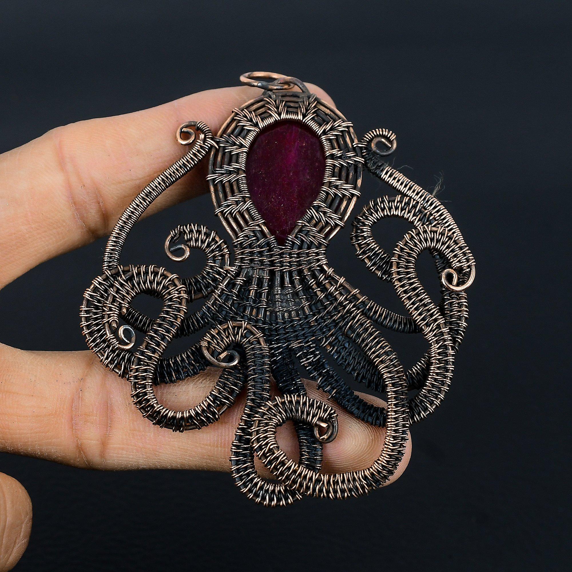 

Рубиновый кулон Ювелирные изделия из драгоценных камней, Кулон ручной работы, обернутый медной проволокой 999 пробы, Ювелирные изделия новейшего дизайна 2.55 Inches