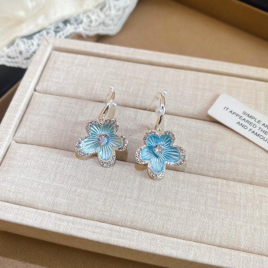 Seaside vacation wind gradual change oil painting wind petal stud earrings small fresh sweet earrings light luxury niche high sense earrings