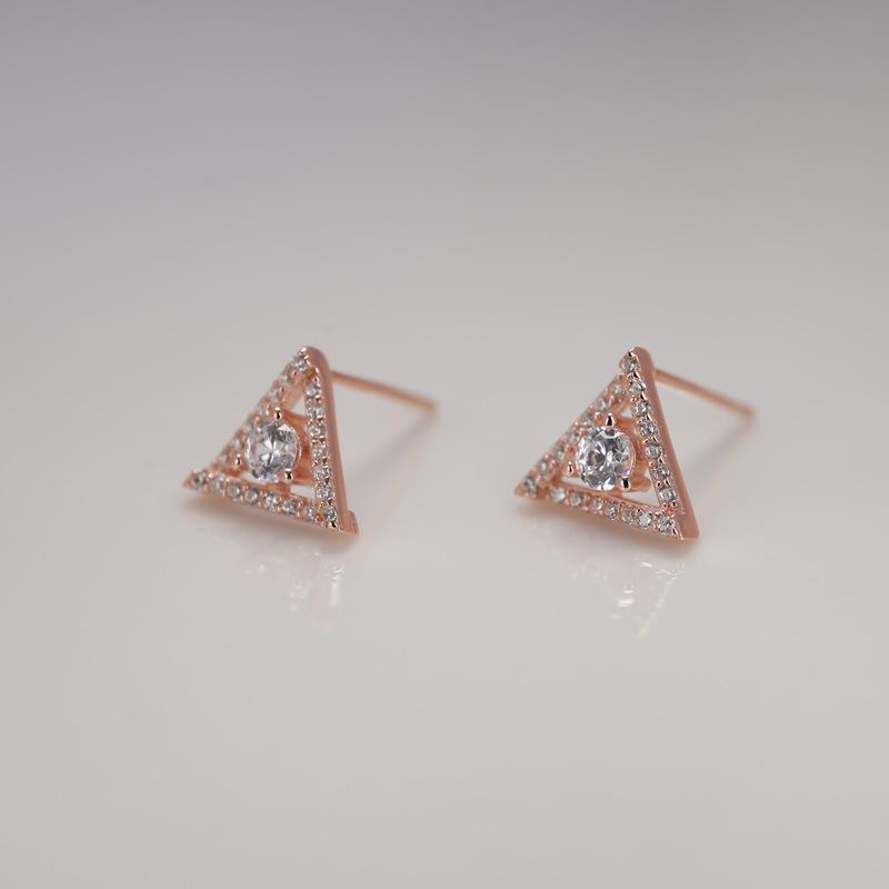 

Геометрические бриллиантовые треугольные серьги-гвоздики для женщин в корейском стиле простые легкие роскошные компактные серьги-гвоздики в форме косточки