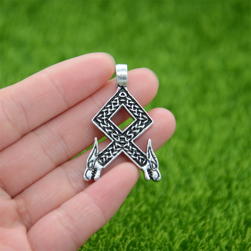 Viking Wolf Amulet Runen Rune Fehu Noorse Talisman Ketting voor Mannen met Ierse Knopen Gotische Sieraden