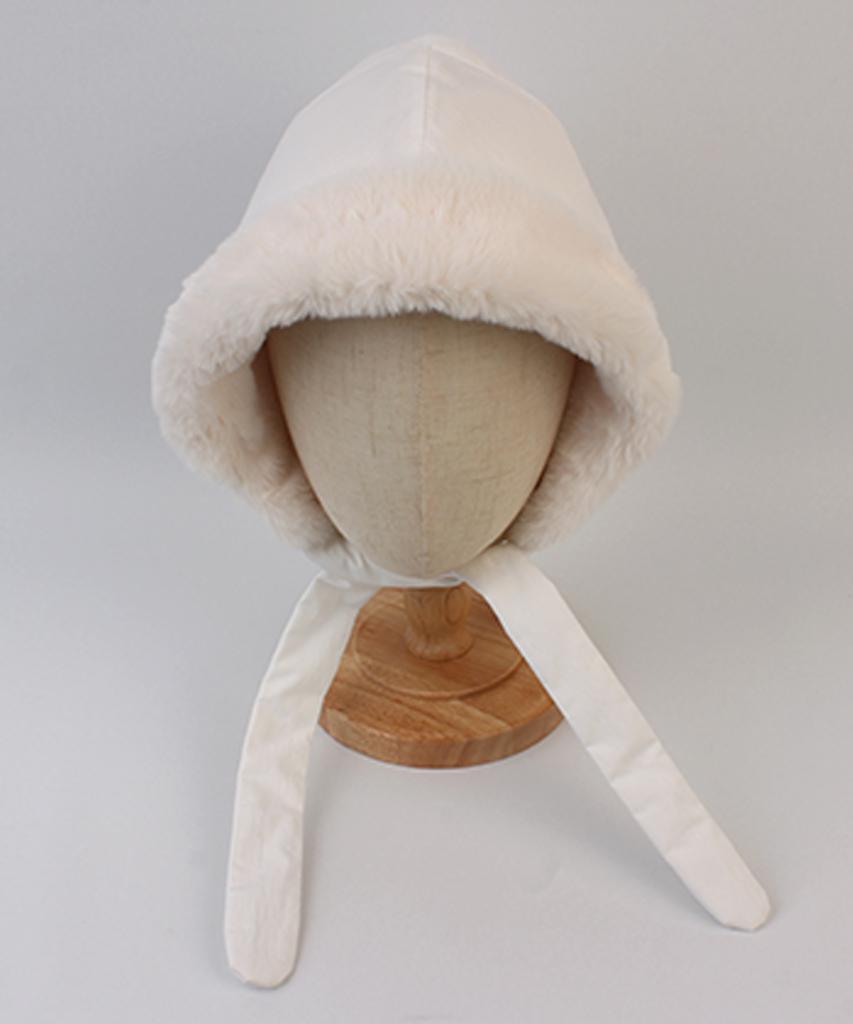 Yunibeosyeolkemiseuteuli Poly Fur White Bonnet Hat