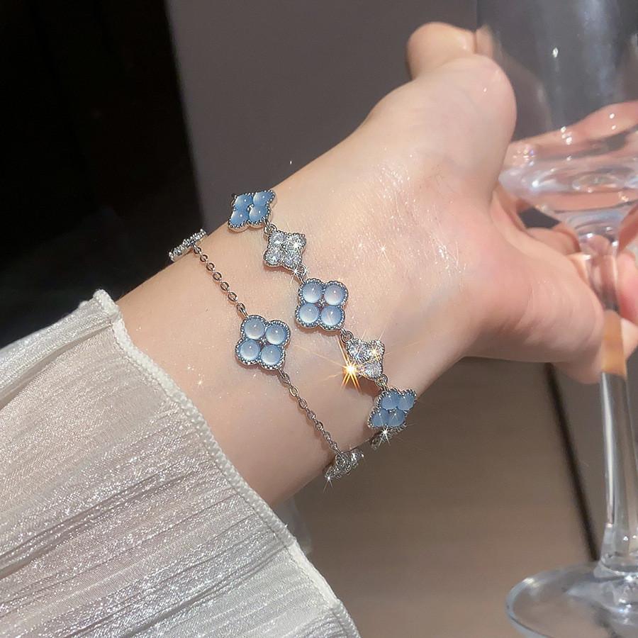 French Zircon Flower Pendant Bracelet With Diamond Setting For Womens Fashion Accessory