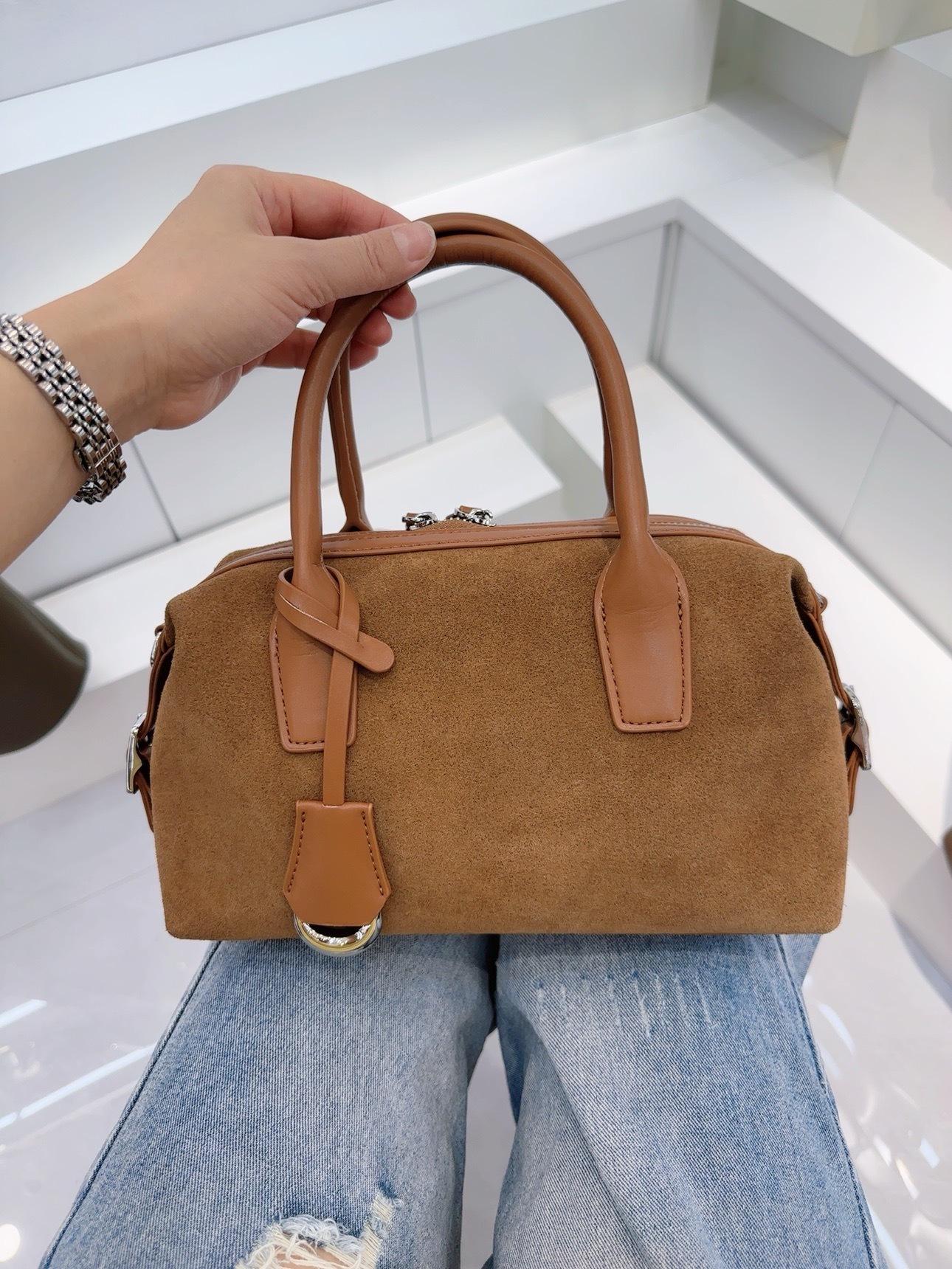 

Autumn Cowhide Boston Bowling Bag: Large-Capacity Crossbody and Shoulder Bag for Women. 26x18x10 cm