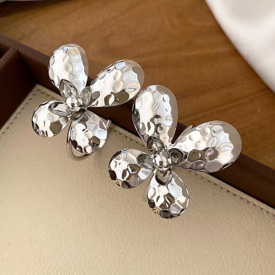 

European and American silver needle pleated butterfly stud earrings are cold, fashionable and exquisite earrings, light luxury and high-end earrings.