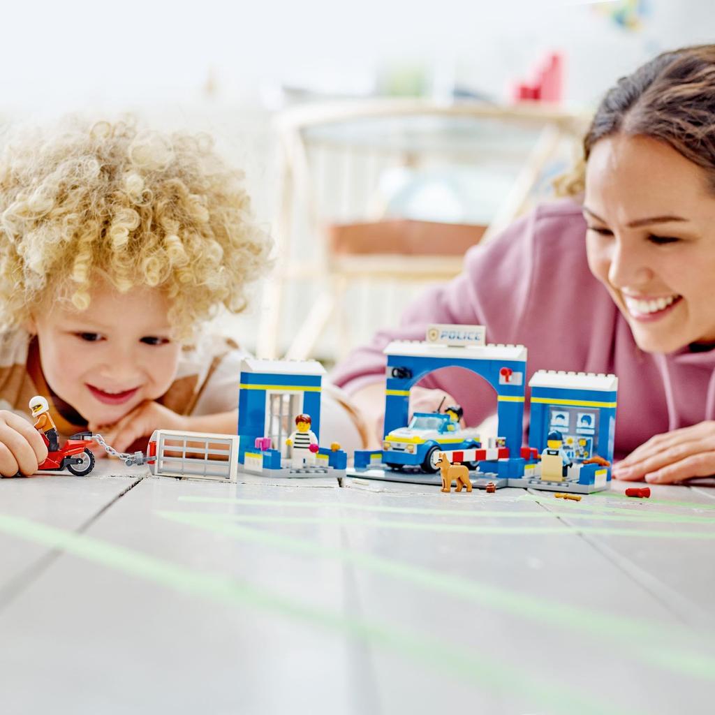 LEGO City Catch the Escaper Jucărie Cadou Bloc de naștere Educativ Crăciun Băieți Fete Copii 4 ani 5 ani 6 ani Clădire oraș