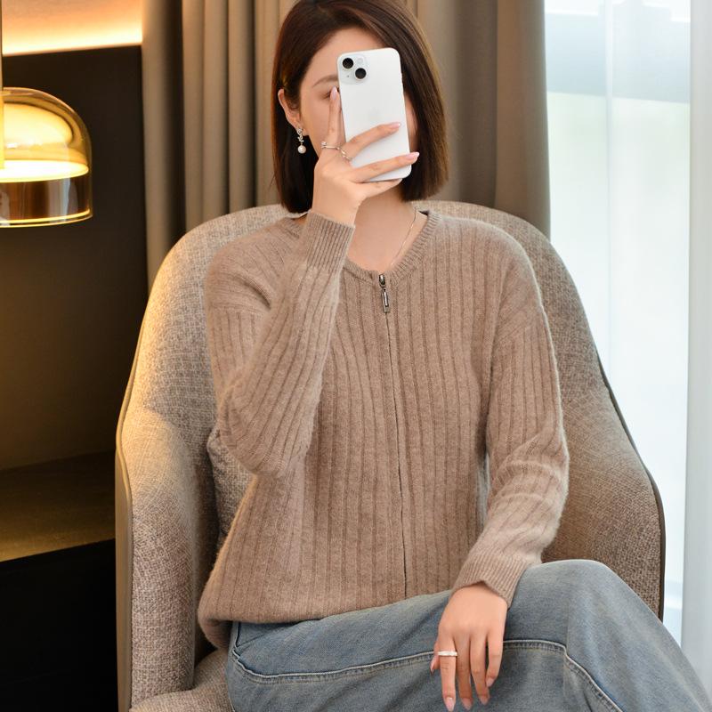 2025 Women's Thickened Wool Cardigan: Round Neck, Slimming, Warm Knit Sweater for Spring/Autumn
