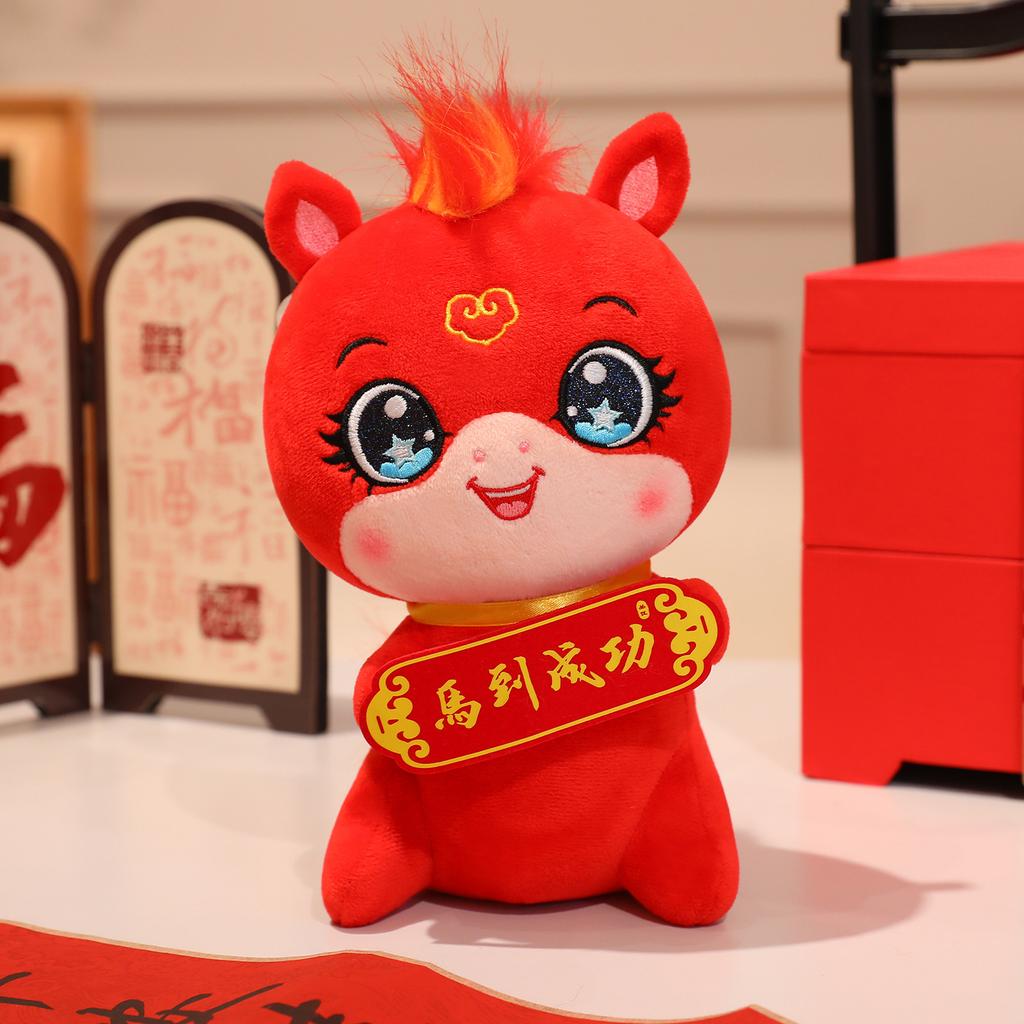 Søt Maskot for Hestens År som holder kort ponnidukke dyrekretshest plysjleketøy hest suksessdukke nyttårsgave