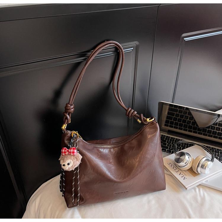 

French niche tote bag oil wax leather versatile large bag women s 2025 new retro design single shoulder messenger bag темно-коричневого