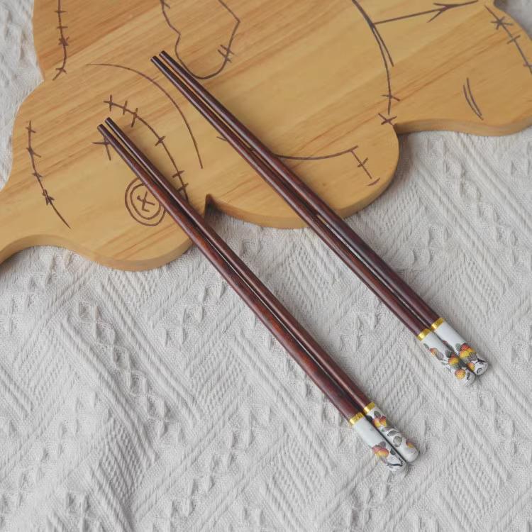 

Премиальные бамбуковые палочки для еды: Стильный, Высококачественный, Натуральный, Термостойкий и Не подверженный плесени для Индивидуального Использования.