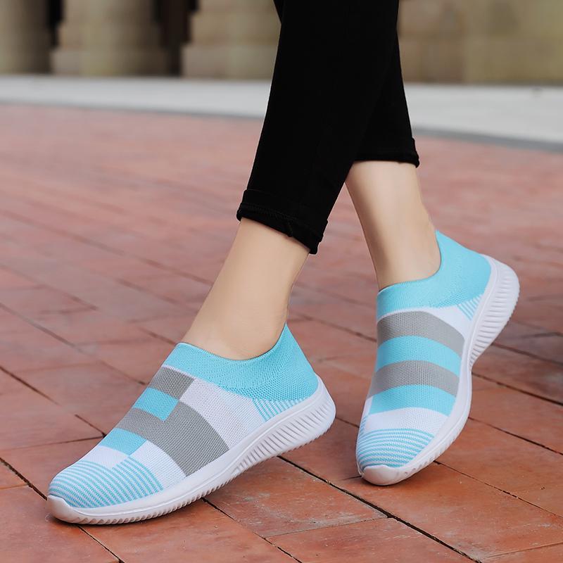Light Women's Running Sports Shoes Breathable Mesh Knitted Walking Shoes Soft Flats Slip-on Casual Sneakers