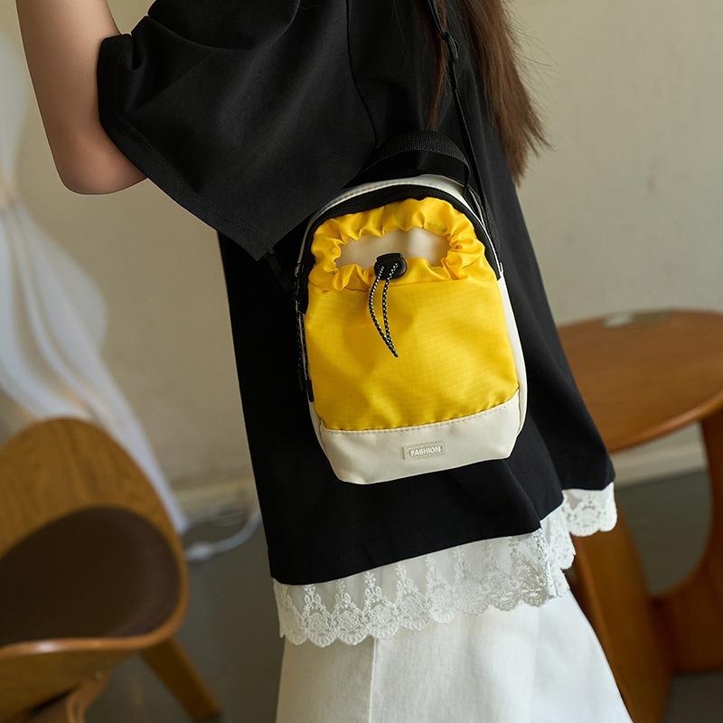 New drawstring messenger bag women's new portable and lightweight shoulder mobile phone bag versatile fashion commuter women's bag