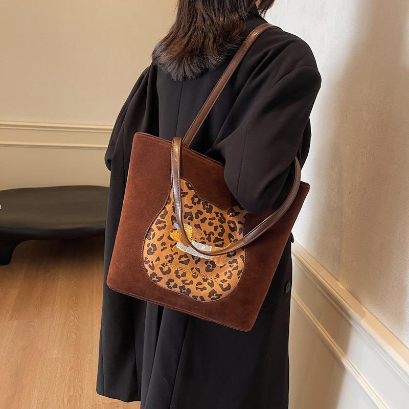 

Autumn commuter backpack bag women s 2025 new college style tote bag Korean version large-capacity shoulder armpit bag 35*13*29 темно-коричневого