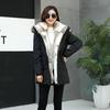 Mittellange Daunenjacke für Damen mit Pelzkragen - Winterkollektion