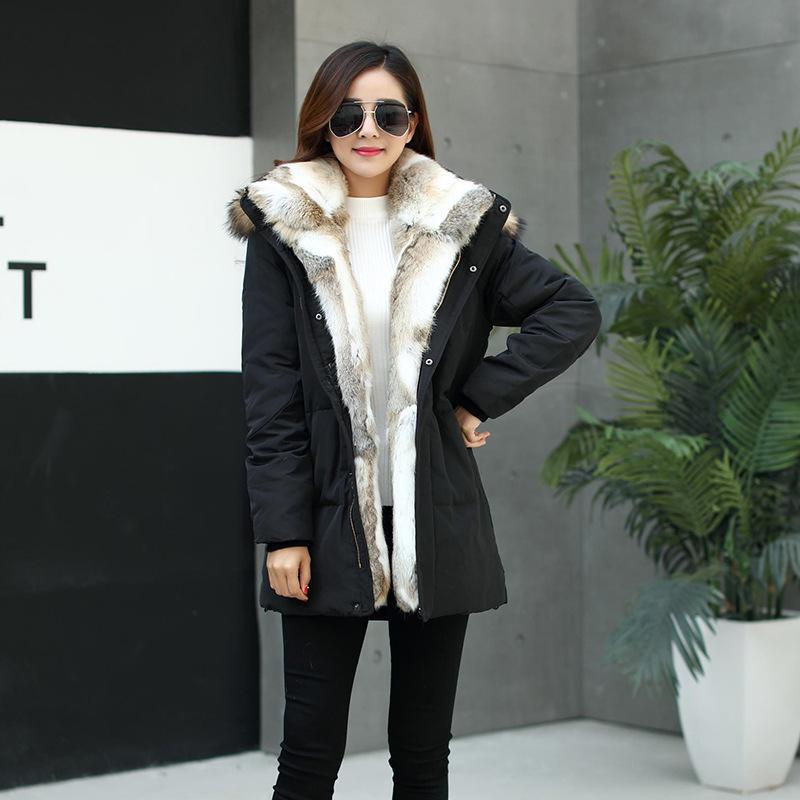 Mittellange Daunenjacke für Damen mit Pelzkragen - Winterkollektion
