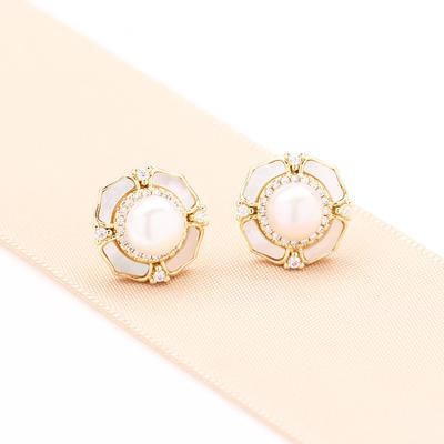 High-end Elegant Natural Fritillary Camellia Stud Earrings Gold-plated with Diamonds Natural Freshwater Pearls 925 Silver Needle Earrings for Women