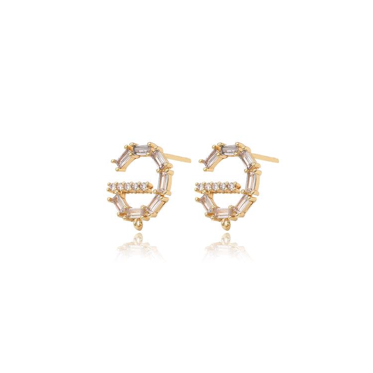 

Серьги-пусеты в корейском стиле из серебра 925 пробы с цирконами в форме буквы G