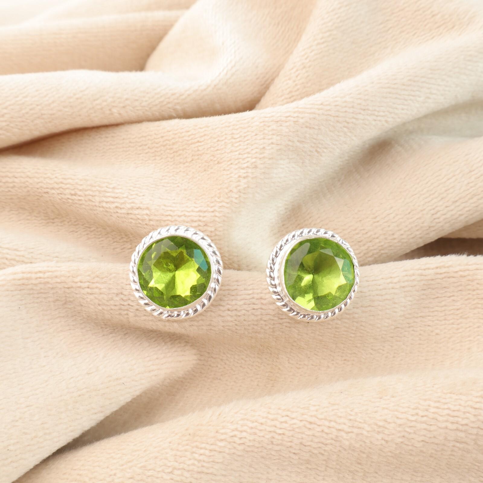 

Зеленый Перидот Драгоценный камень 925 Стерлинговое серебро Ювелирные изделия Ручной работы Дизайнерские Пусеты 0.53 EE-147-18