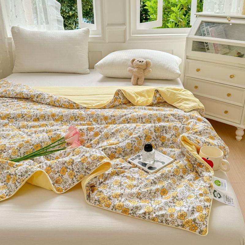 1Pcs Floral Pattern Quilt All-Season Comfort Machine Washable Polyester King Size Bedspread With Soft Liner Multipurpose Blanket