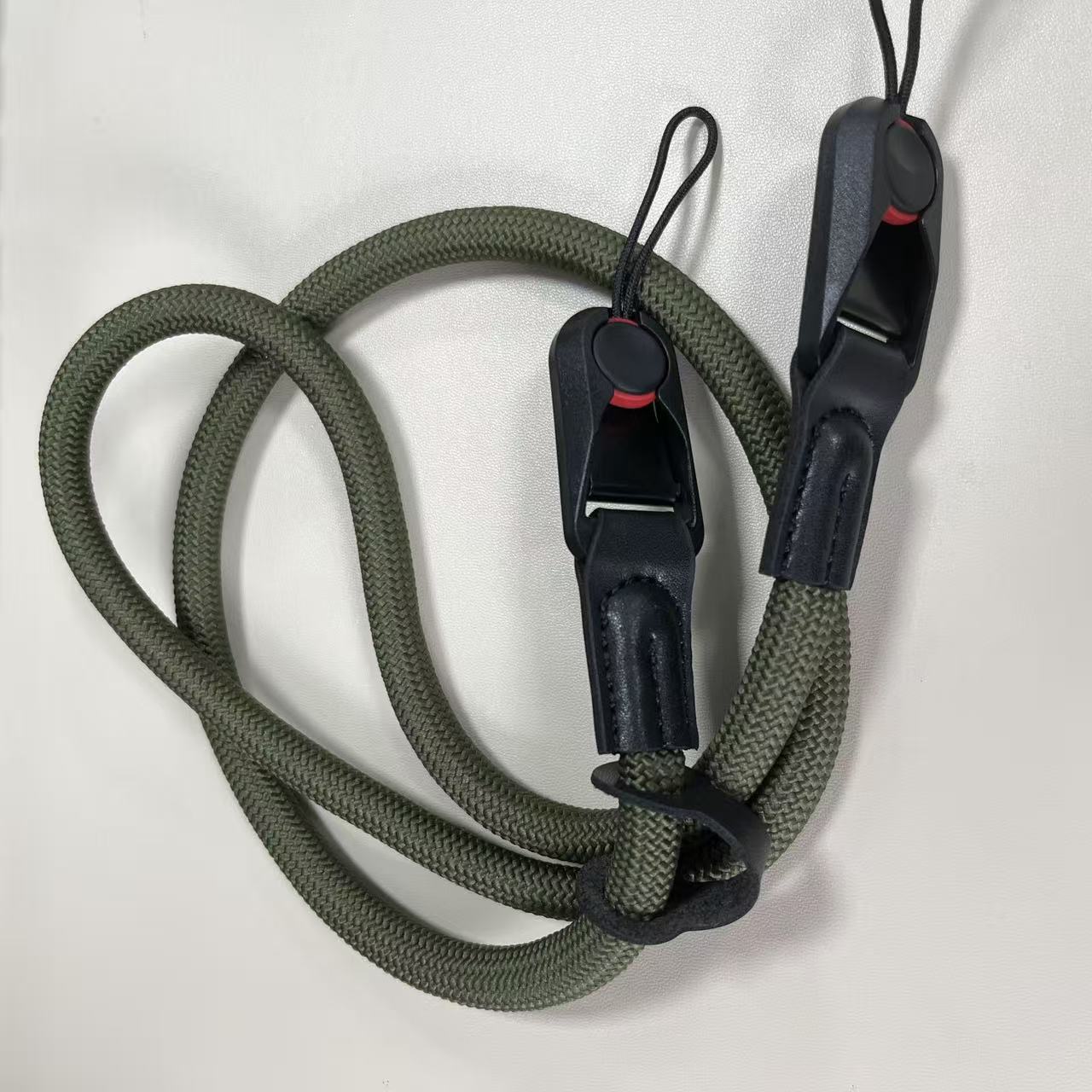 

Quick-release camera strap for DSLR cameras, adjustable and compatible with Nikon, Canon, Sony, and Fujifilm DSLR/mirrorless cam армия зеленый