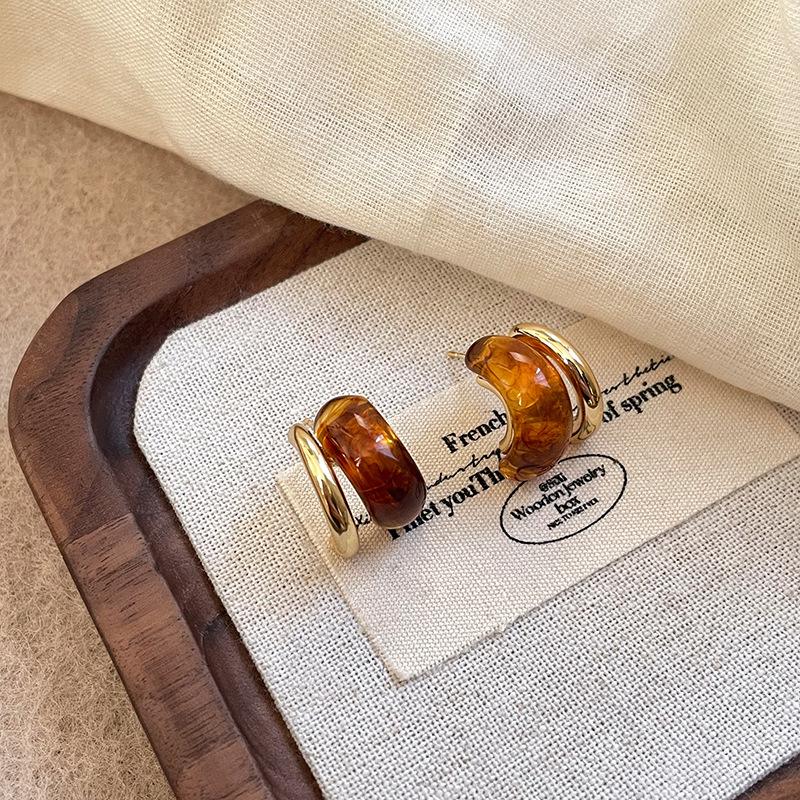 

Silver needle resin C-shaped simple and fashionable earrings Maillard retro versatile earrings light luxury high-end earrings