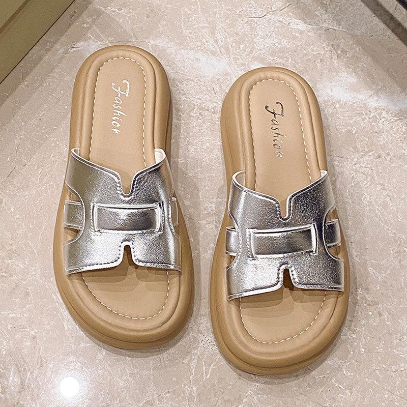 Cool Pantoletten mit dicker Sohle Damen Sommerbekleidung 2025 neue Modelle mit Röcken Feenwind Gefühl auf Scheiße treten Strand Ein-Wort-Sandalen