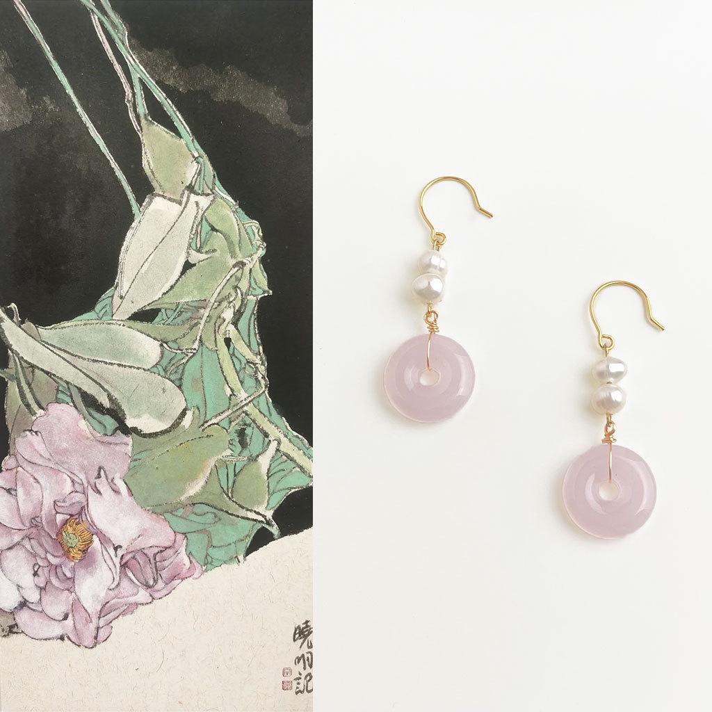 Różowe kolczyki z perłą słodkowodną z zapięciem typu "peace" - Styl retro, delikatny, słodki