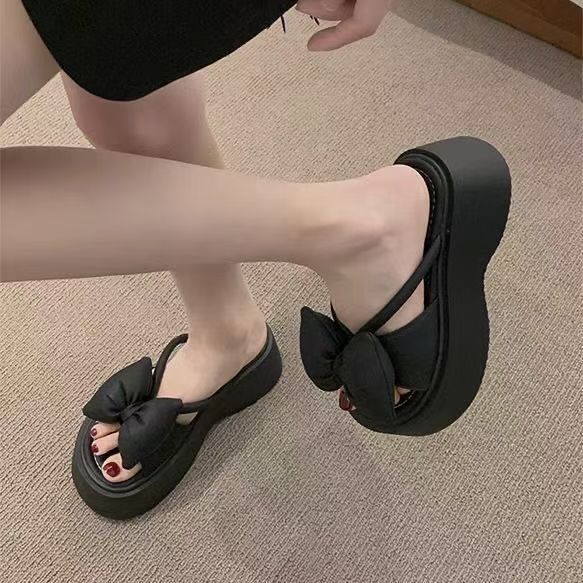 Popular thick-soled heightening slippers for women's outer wear 2025 new summer fashion with skirts, beautiful and cool slippers