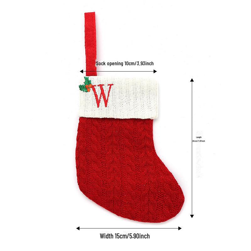 Weihnachtsdekorationen: Rote gestrickte Kinderstrümpfe mit gestickten Buchstaben