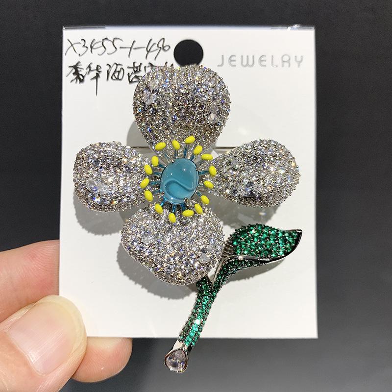 

Изумрудная брошь-цветок с цирконом от Lingxinzao