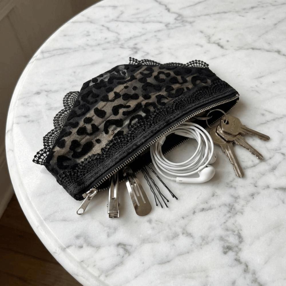 Decorative Makeup Storage Pouch Mesh Travel Storage Bag Creative Briefs Shape Cosmetic Bag  Travel