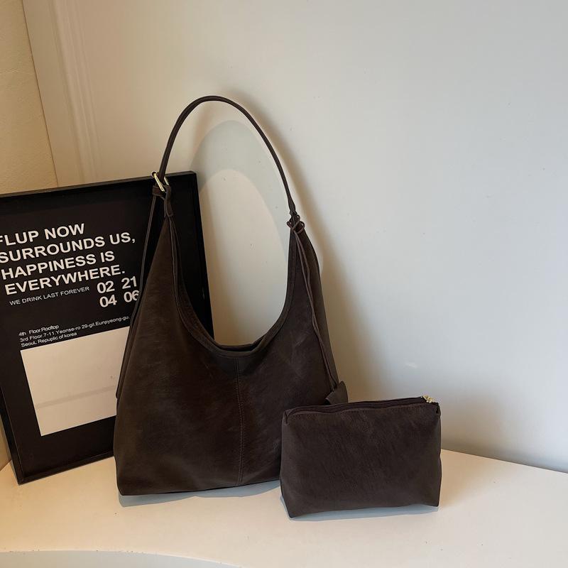 

Large-capacity commuter tote bag women s bag fashionable simple retro European and American shoulder armpit bag