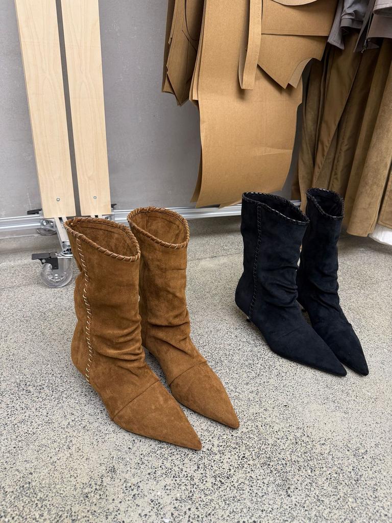 Jesień i zima 2025 nowe retro szpiczaste skórzane kowbojki damskie buty na średnim obcasie wsuwane szpilki krótkie buty