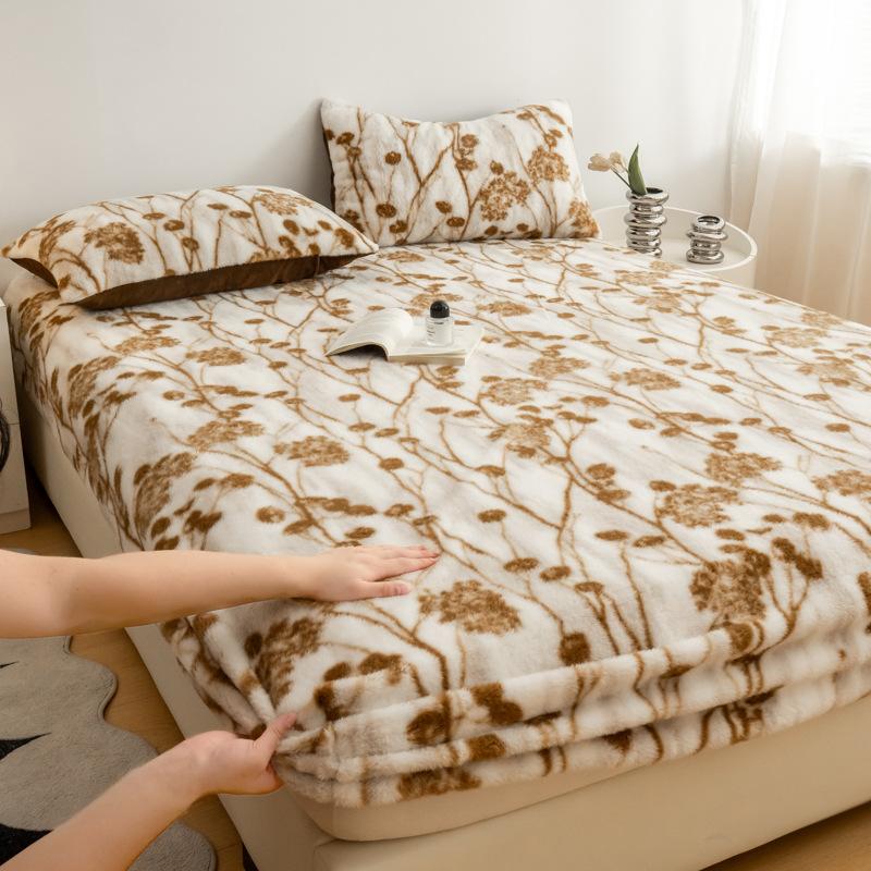 Coral Plush Dust Cover Leopard PrintThick Rabbit Plush Bed Fitted Sheet for Autumn and Winter Warmth Mattress Protective Cover
