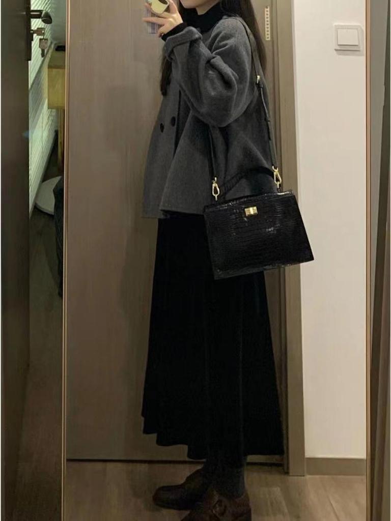 Women's Gray Woolen Coat - Retro Peter Pan Collar, Thickened Korean Hepburn Style for Autumn/Winter, Petite Fit.