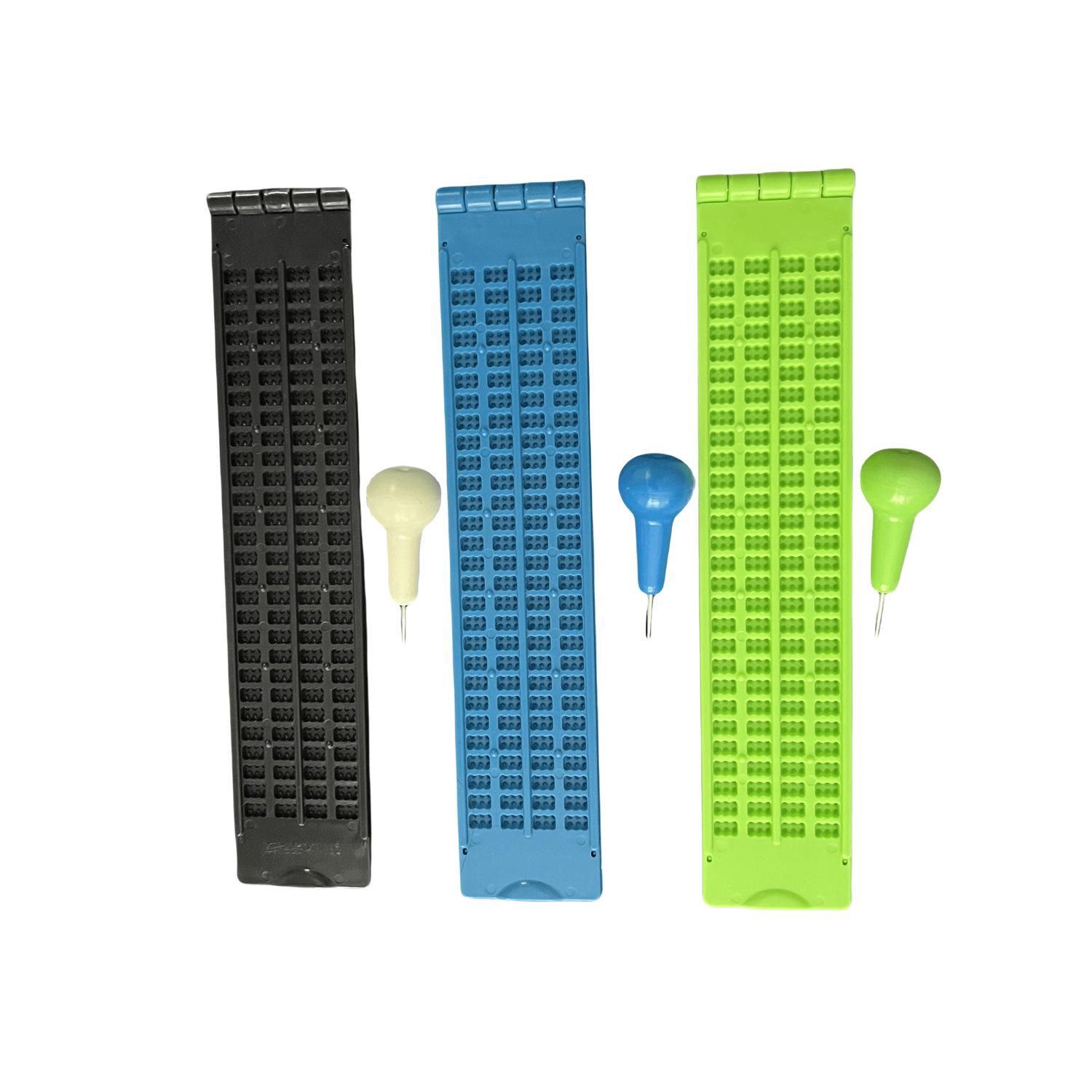 

Многоцветный набор для письма по Брайлю: Грифельная доска и стилус Брайля (4-строчный, 28-ячеечный)