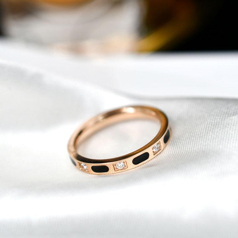 Korean Style Simple Titanium Steel Ring Women's Black and White Shell Light Luxury Couple's Ring Temperament Ring