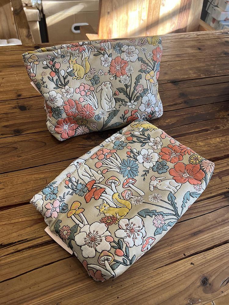 

Большая холщовая косметичка и дорожная сумка для туалетных принадлежностей «Год Кролика» The pattern position is not fixed due to cutting