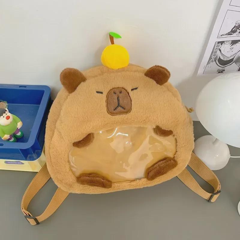 

Милый плюшевый рюкзак с рисунком капибары — мягкий, маленький и идеально подходит для легких путешествий