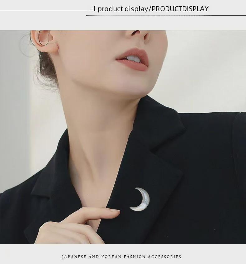 Elegante Spilla a Forma di Luna in Conchiglia Naturale – Spilla Stile Retrò per il Colletto da Donna