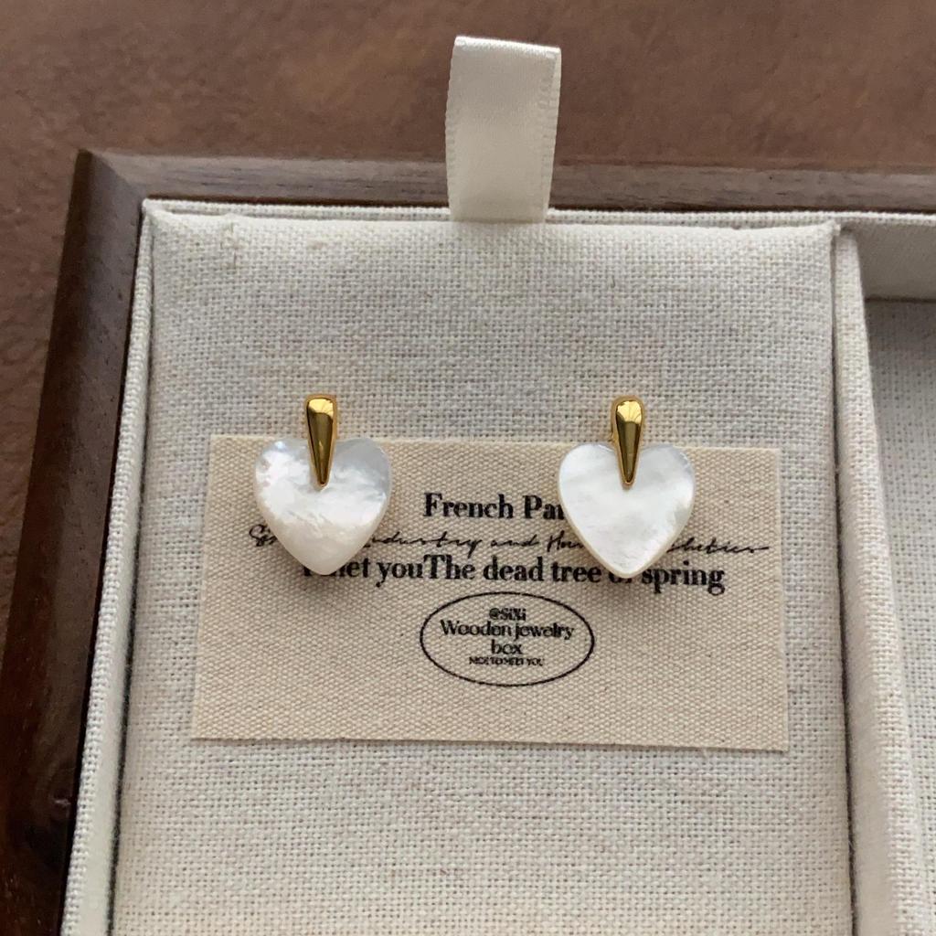 "Vintage Creamy Yellow Starfish Ear Clips: Elegant and Cute, Piercing-Free Sea Star Earrings"