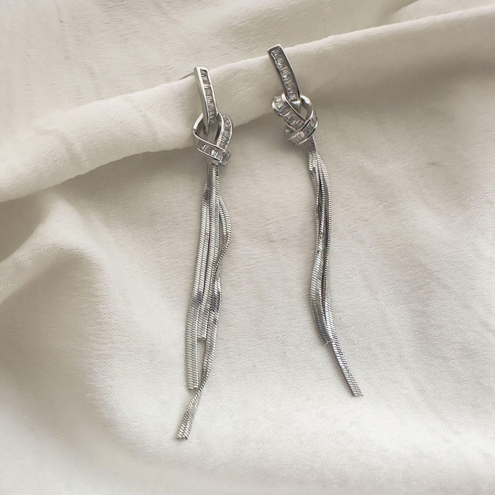 

Трендовые серьги-кисточки 2024 года в стиле легкой роскоши премиум-класса: Уникальные женские клипсы и серьги-пусеты