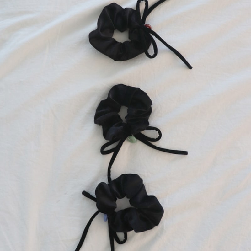 APIOH VELVET RIBBON SCRUNCHY