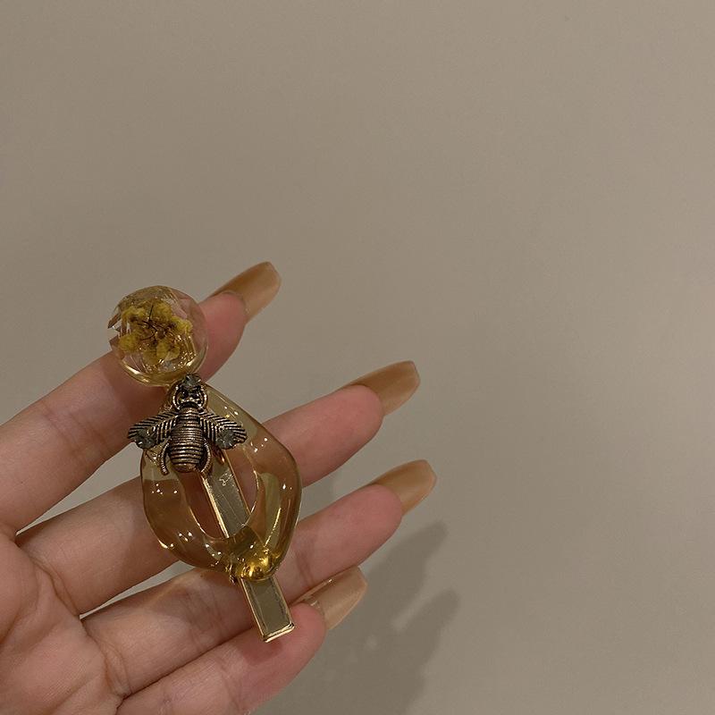 Crystal-Cut Acrylic Bobby Pins: Transparent Diamond Hair Clips for Autumn/Winter - Stylish Korean Accessories