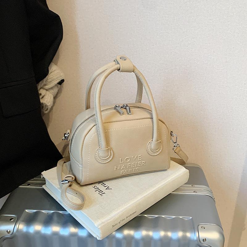 Small bag women's autumn and winter new versatile shoulder messenger bag fashionable and popular portable pillow bag