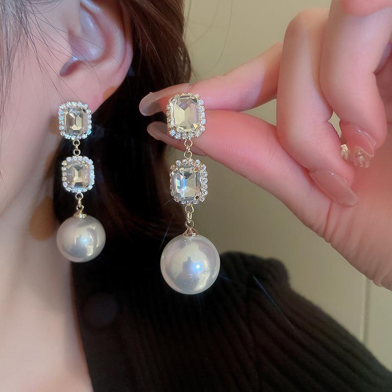 Orecchini a lobo geometrici a forma di fiore in zircone e perla stile coreano – Design elegante e di alta gamma per donna